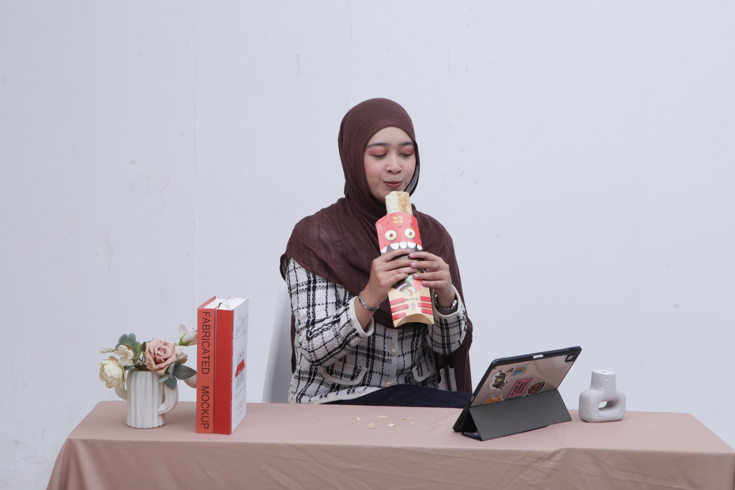 Menikmati Kebab Mozza saat bekerja