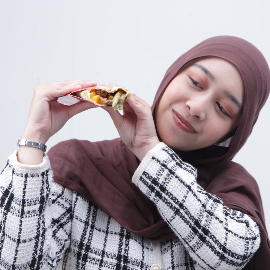Pelanggan menikmati Kebab Mozza